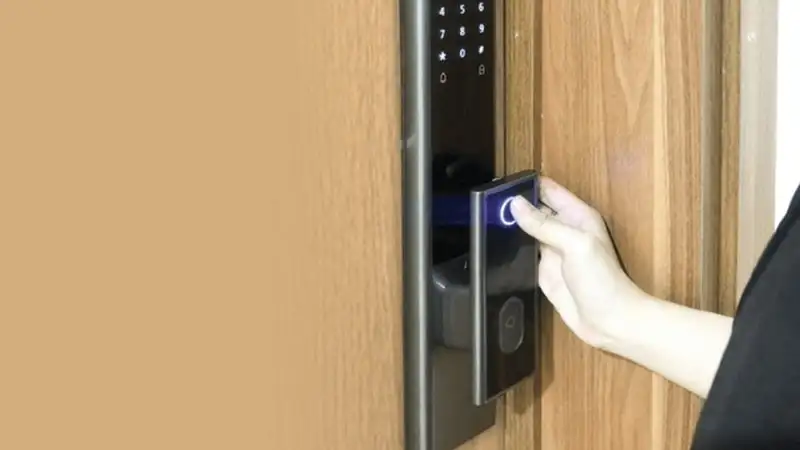 nen-lap-khoa-cua-truyen-thong-hay-khoa-cua-van-tay-thong-minh-4